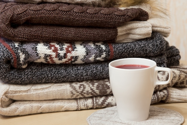 Pile de vêtements d&#39;hiver et un bonnet de vin chaud