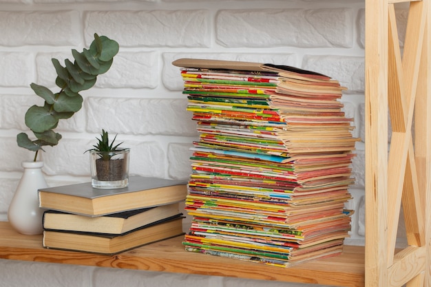 Photo gratuite pile de vieilles bandes de livres à venir sur une étagère en bois