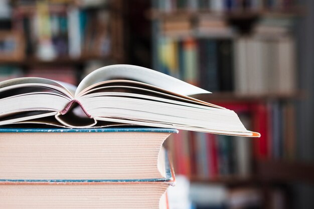 Pile de vieux livres à couverture rigide