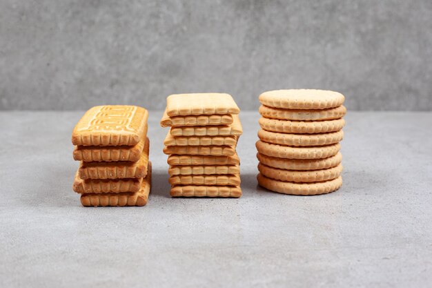 Des piles de biscuits croustillants sur fond de marbre. Photo de haute qualité