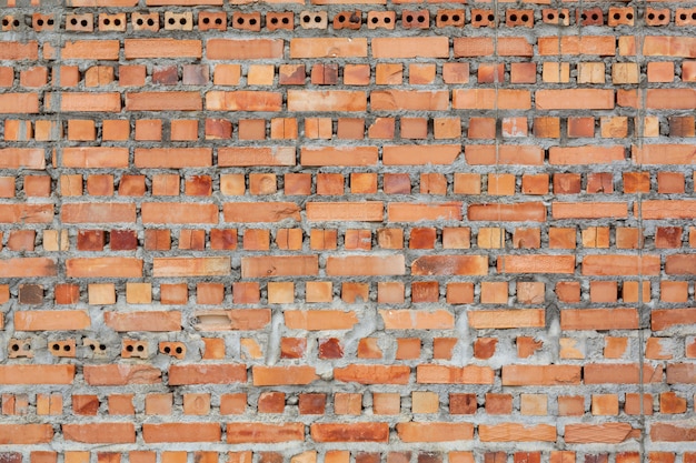 Des piles de briques placées sur le sol de l'usine.