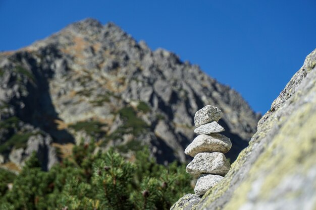 Des piles de petites pierres dans les Hautes Tatras, Slovaquie