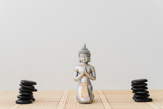 Piles de pierres noires et de bouddha