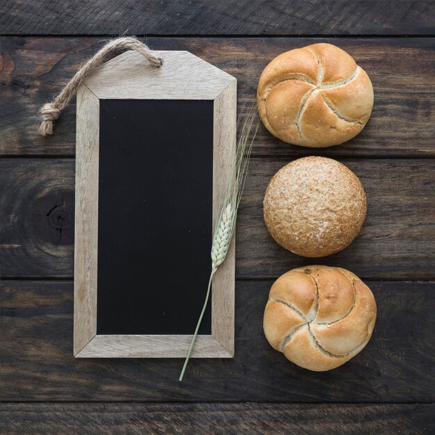 Épillet et brioches près du tableau noir