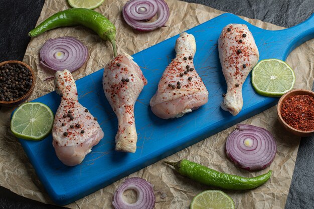 Pilon de poulet mariné et légumes frais.