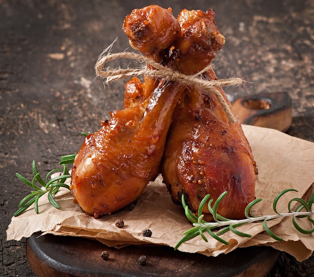 Pilons de poulet au four dans une marinade au miel et à la moutarde