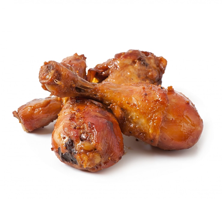 Photo gratuit pilons de poulet au four dans une marinade au miel et à la moutarde