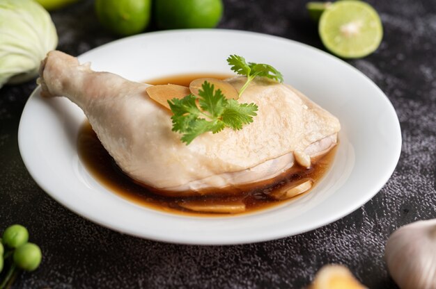 Pilons de poulet ragoût, galanga, ail et citron. Mise au point sélective.