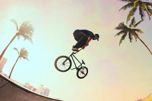 Photo gratuite le pilote de bmx exécute des tours