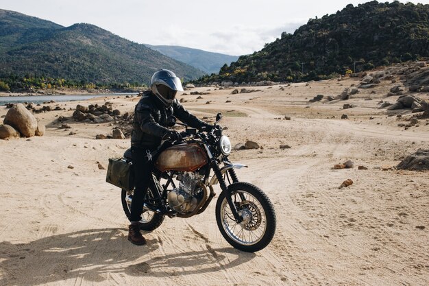 Pilote de moto sur piste de gravier tout-terrain