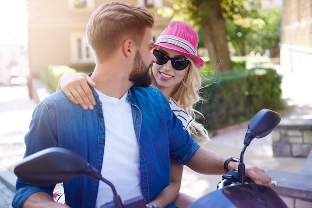 Pilote de moto et sa petite amie