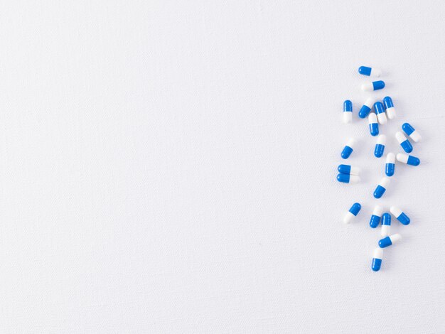 Pilules bleues isolé une vue de dessus sur un bureau blanc