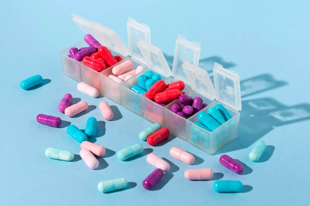 Pilules colorées dans des boîtes