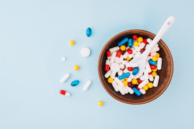 Pilules colorées dans un bol