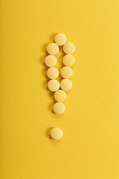 Pilules jaunes sur une surface jaune