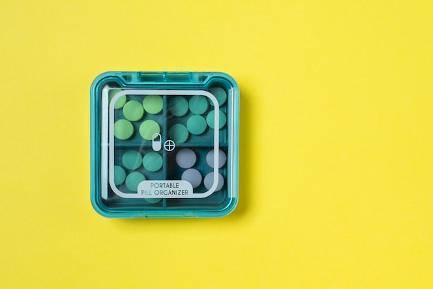 Pilules vue de dessus dans un arrangement de boîte