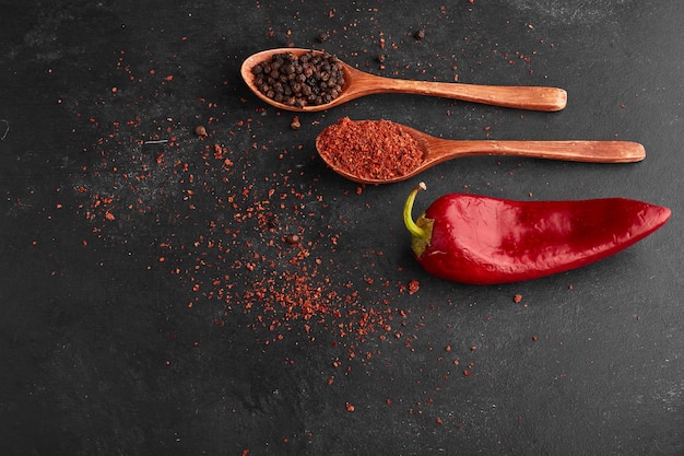 Photo gratuite piment rouge au paprika dans une cuillère en bois.