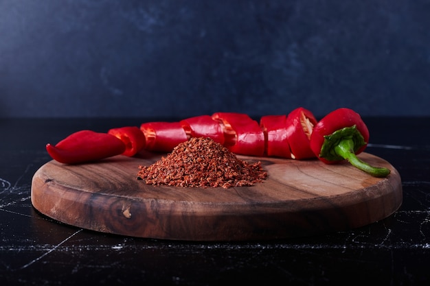 Photo gratuite piment rouge et paprika sur fond noir