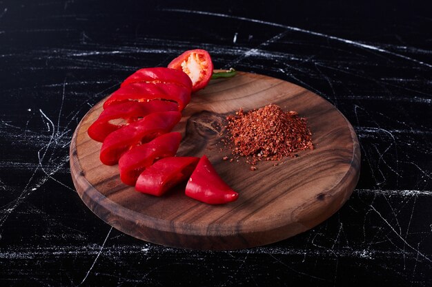 Piment rouge et paprika sur une planche de bois.