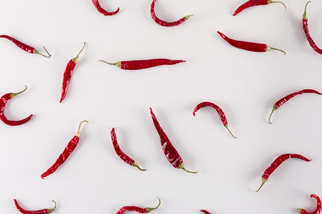 piment rouge séché sur la surface blanche vue de dessus