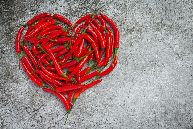 Piment sur une surface sombre