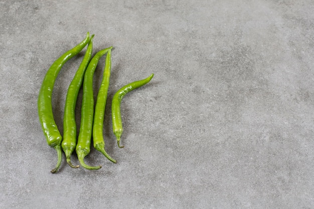 Photo gratuite piment vert, sur la table en marbre.