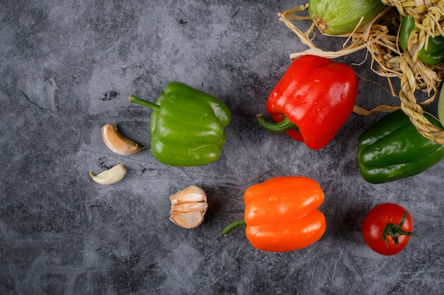 Photo gratuite piments et ails colorés sur une pierre bleue.