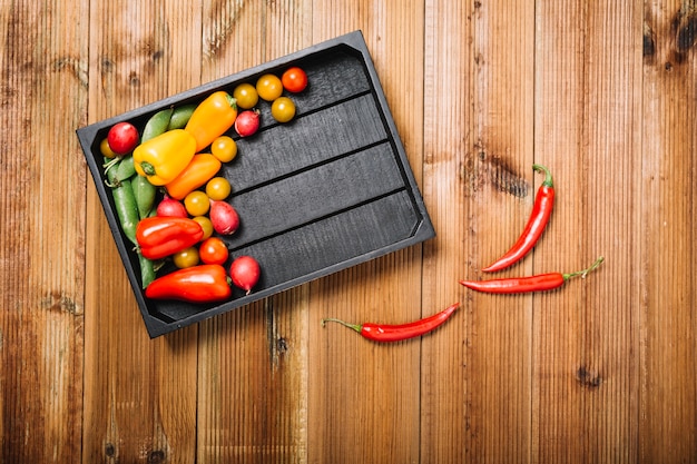 Piments chili près de la palette avec des légumes