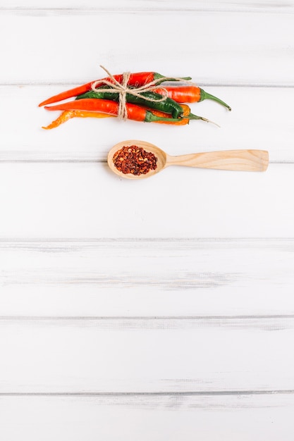 Piments et cuillère en bois