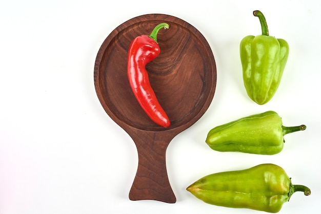 Piments dans un plateau en bois.