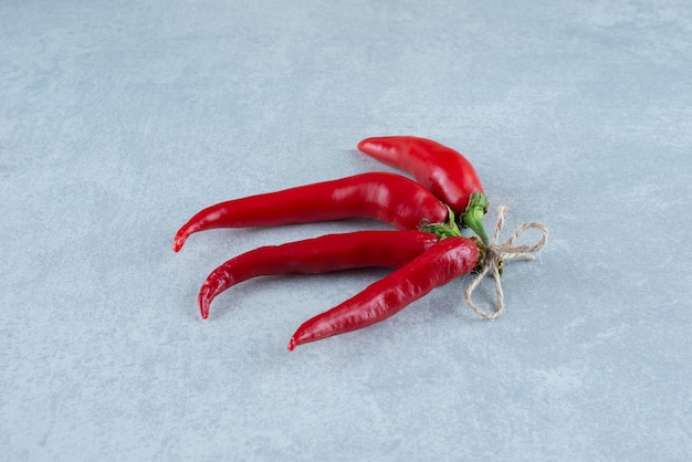 Piments rouges sur fond bleu. photo de haute qualité