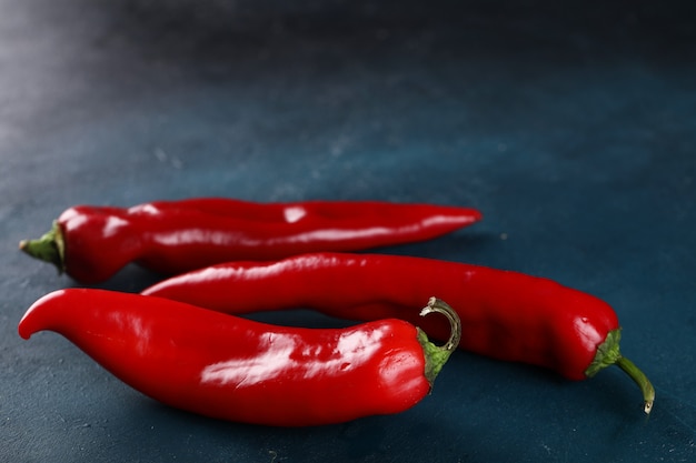 Piments rouges sur fond bleu.