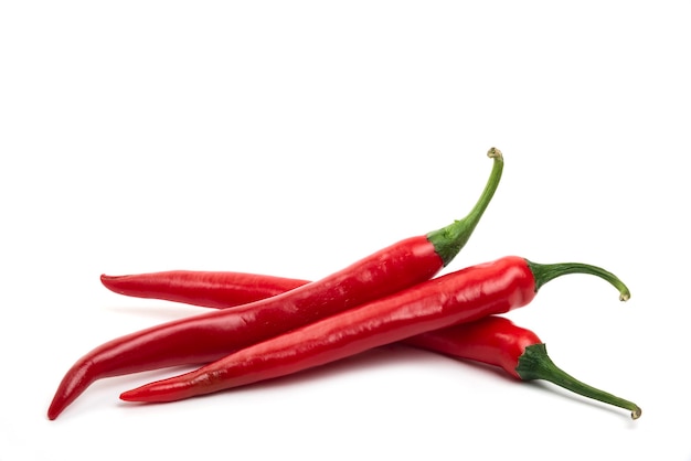 Piments rouges frais isolés sur blanc.