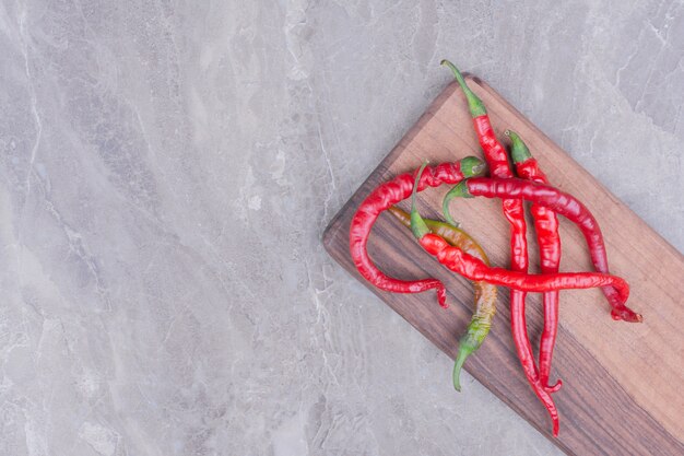 Piments rouges sur marbre.