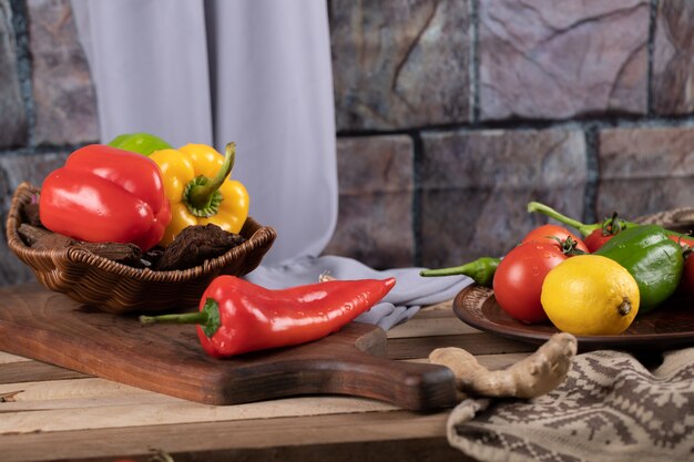 Piments sur une table rustique en bois