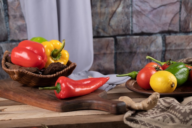 Photo gratuite piments sur une table rustique en bois