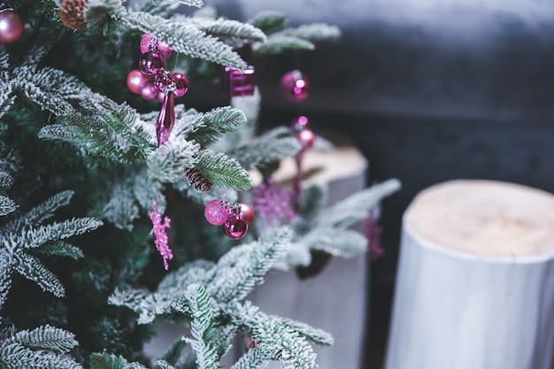 Photo gratuite pin avec des feuilles de neige et des bougies