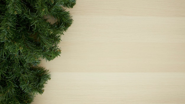 Le pin de noël aérien laisse une décoration d'espace vide sur fond de bois avec espace de copie