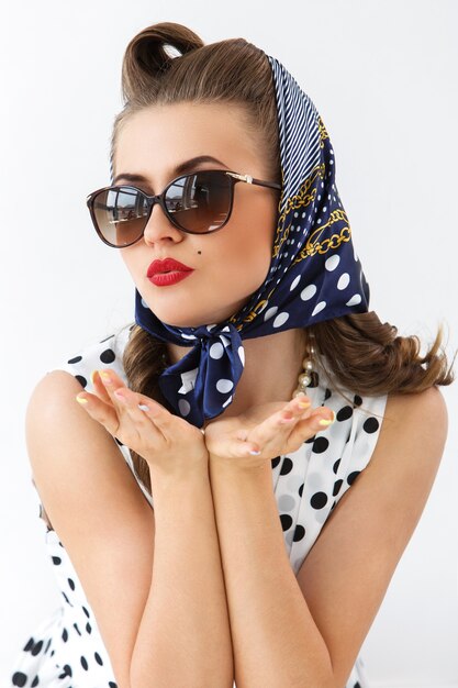 Pin-up avec des accessoires mignons