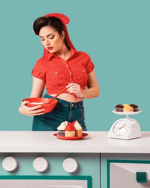 Pin-up rétro posant dans une cuisine