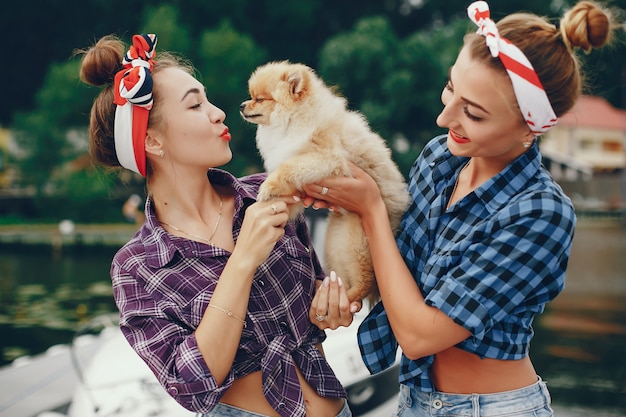 Photo gratuite pin up stylé filles avec le petit chien