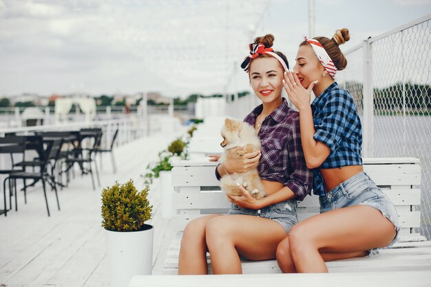 Pin up stylé filles avec le petit chien