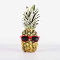 Photo gratuite pinapple amusant avec lunettes de soleil