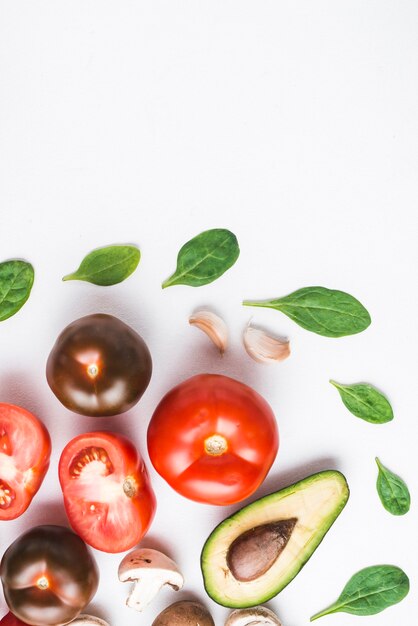 Épinards et ail près de légumes assortis