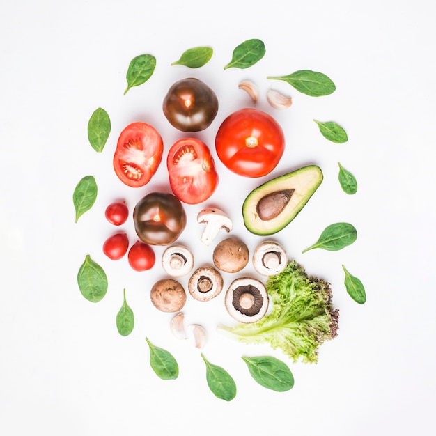 Épinards autour des légumes et des champignons