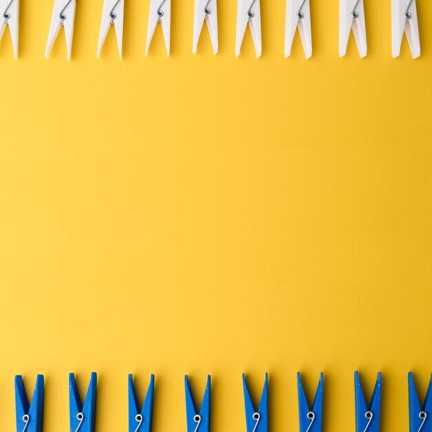 Pince à linge vue de dessus avec fond jaune