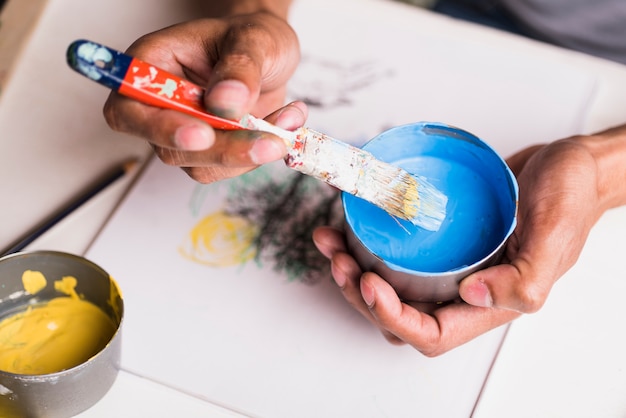 Photo gratuite pinceau taché avec bol de peinture