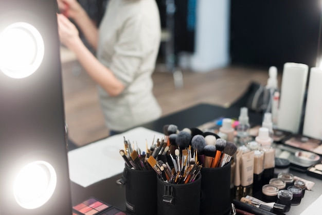 Pinceaux de maquillage et cosmétiques près du miroir