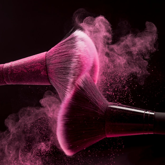 Pinceaux de maquillage avec éclaboussures de poudre rose