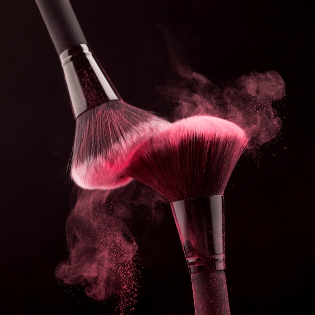 Pinceaux de maquillage avec poudre rose tourbillonnante